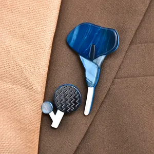 Ensemble de broches roses en acrylique français sur blazer marron avec finition moderne