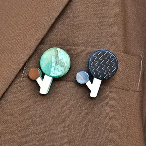 Broches fleurs en acrylique style français en vert menthe et bleu foncé sur veston