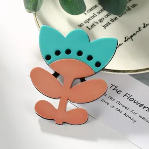 Broche fleurie minimaliste en acrylique avec motif de pétales bleu et rouge rétro