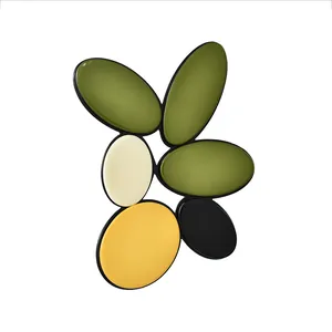 Broche ovale en acrylique au style minimaliste avec motifs géométriques et mats