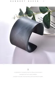 Vista detallada del brazalete ancho con textura de mármol y acabado mate industrial