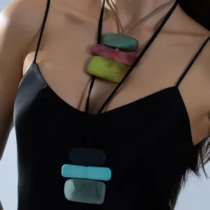 Long collier géométrique en résine acrylique avec blocs colorés pour femmes