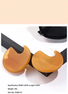Macro view of geometric amber acrylic earrings with dimensions 5x5cm and weight 18g