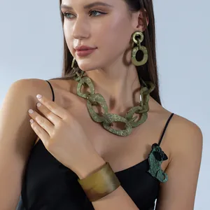 Conjunto de joyas de resina jaspeada verde oliva con collar de cadena gruesa y brazalete