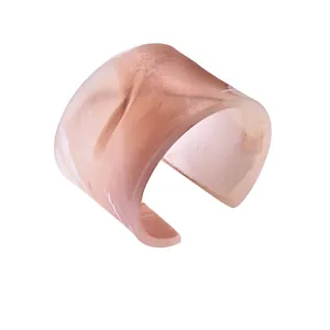 Brazalete ancho abierto minimalista con patrón de mármol rosa en resina de estilo moderno