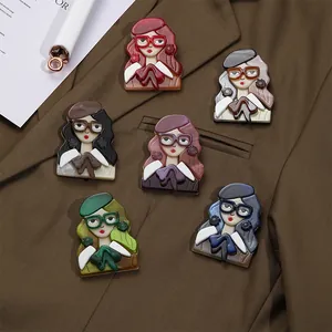 Lot de six broches portrait en acrylique coloré sur fond de veste de costume marron