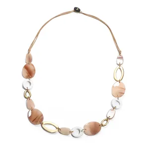 Collier géométrique en acrylique avec maillons marbrés et cordon tressé marron