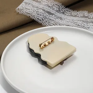 Élégante broche lunettes de Noël en acrylique français avec détail d'épingle dorée au dos