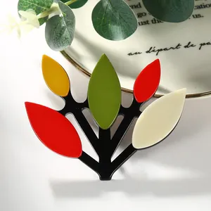 Broche feuille minimaliste avec pétales en acrylique colorés et monture noire chic