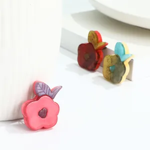 Elegant acrylic flower brooch pins with colorful petals and leaves for stylish suits