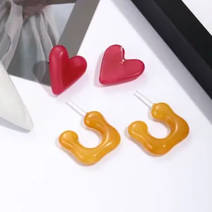 Orecchini coreani colorati in acrilico, a forma di cuore rosso e forma a C gialla