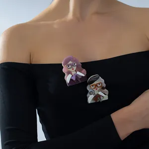 Broches portrait chic en acrylique style vintage avec lunettes sur pull noir