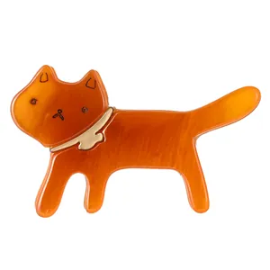 Graziosa spilla a gatto in acrilico ambra con collare dorato e texture in resina fatta a mano
