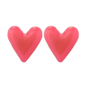 Orecchini a perno a forma di cuore in acrilico rosa vibrante con finitura lucida