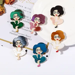 Broches artisanales en acrylique style Monroe en couleurs variées sur fond élégant