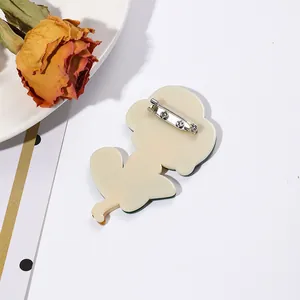 Broche fleur tulipe artistique en acrylique avec épingle en argent sur fond décoré