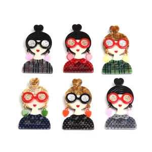 Lot de broches en acrylique avec icônes de filles à lunettes de soleil et lèvres rouges