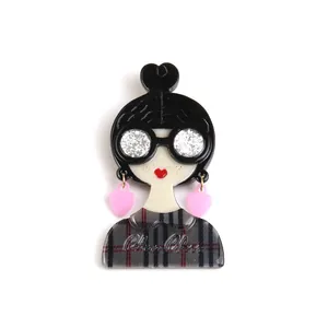Broche chic fille en acrylique avec cheveux en cœur et lunettes à paillettes sur carreaux