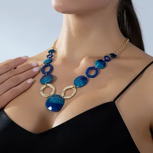 Halskette mit blauen Acryl-Wasserscheiben und goldenen Rundelementen für Damen