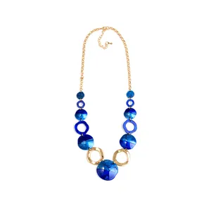 Schicke Goldkette mit dunkelblauen Acryl-Anhängern in Wasserwellen-Optik für Damen