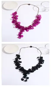 Détail de colliers bohèmes en pétales d'acrylique violets et noirs avec cordons tressés