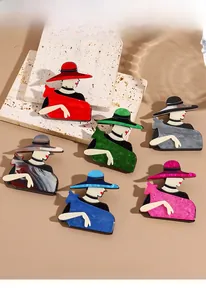 Détails de broches vintage en acrylique montrant des femmes élégantes en six couleurs