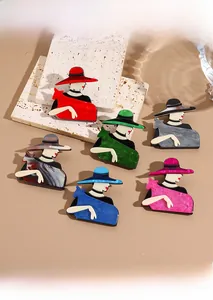 Détail de broches vintage en acrylique avec motif femme et chat en six couleurs