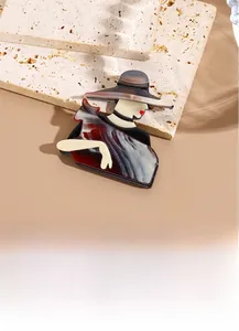Détail d'une broche portrait rétro en acrylique avec la silhouette d'une femme élégante