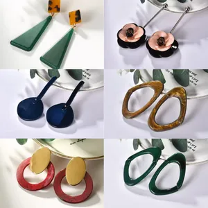 Détail de boucles d'oreilles vintage en résine acrylique aux motifs géométriques