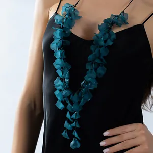 Collier d'été élégant avec pétales en acrylique bleu sarcelle sur cordon noir