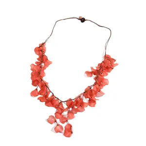 Collier d'été minimaliste avec pétales de fleurs en acrylique rose corail sur cordon