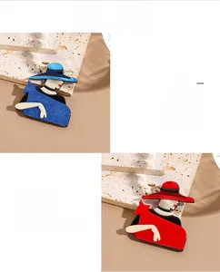 Vue détaillée de broches en acrylique bleu et rouge avec silhouettes de dames chic