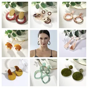Ensemble de boucles d'oreilles géométriques en acrylique aux formes variées et rétro