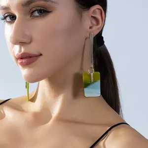 Boucles d'oreilles géométriques en acrylique avec barres dorées et pendentifs en résine