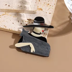 Broche élégante en acrylique avec silhouette de femme au chapeau et texture marbrée