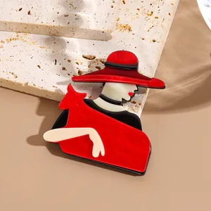 Broche artistique en acrylique dame avec chapeau rouge sur socle en pierre