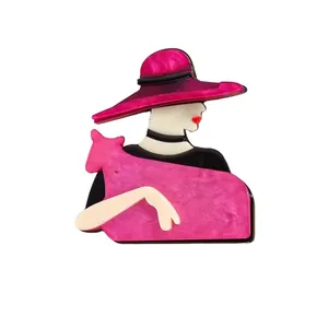 Broche silhouette femme en acrylique avec chapeau à large bord et châle rose vif