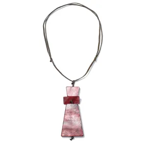 Detalle del collar con colgante geométrico de resina con textura de mármol rojo oscuro