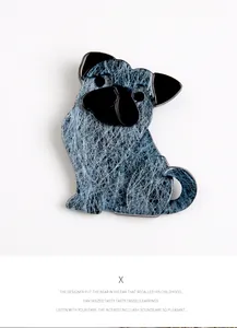 Makroaufnahme der Mops-Acrylbrosche mit blauer Faserstruktur und geschichtetem 3D-Design