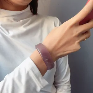 Bracciale retrò viola traslucido a forma di C con sottile anello dorato da donna elegante