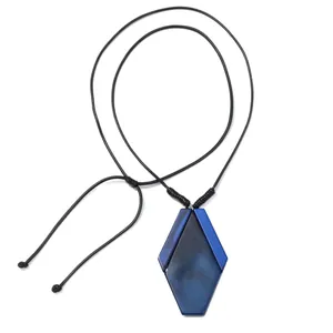 Collar minimalista con colgante geométrico azul marino y cordón negro trenzado
