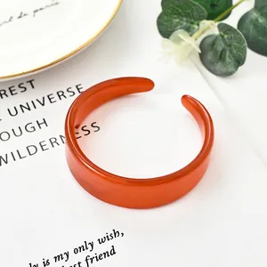 Bracciale a C minimalista in acrilico arancione con finitura in resina lucida traslucida