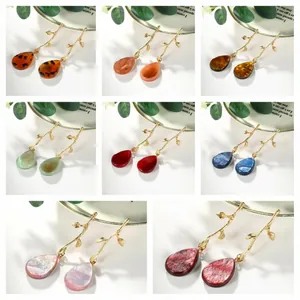 Boucles d'oreilles branche dorée avec gouttes en acrylique aux motifs variés