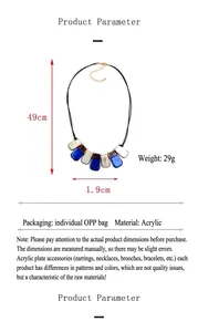 Collier court en résine acrylique pour femme montrant la longueur 49cm et le poids