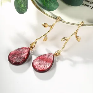 Boucles d'oreilles branche dorée avec pendentifs goutte léopard rouge élégantes