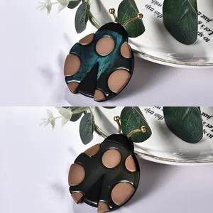 Broche coccinelle mignonne avec texture marbrée verte et accents en métal doré