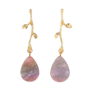 Boucles d'oreilles dorées en forme de branche avec pendentifs en résine irisée pour femme