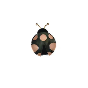 Broche coccinelle mignonne en acrylique marbré vert avec antennes dorées et pois roses