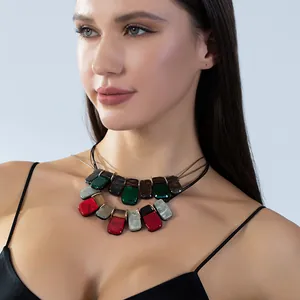 Collier géométrique de luxe en résine et acrylique avec éléments en bois multicolore