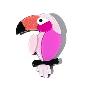 Makro-Detail der Vogel-Brosche mit rosa Acrylschichten und feinem Glitzerfinish